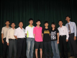 左起:吴建邦、吕良兴、辜金强董事长；右起：陈维武校长、郑金成 