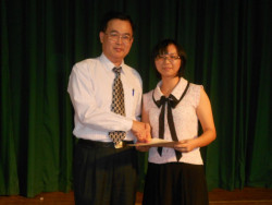 驻马来西亚台北经济文化办事处文化专员朱多铭先生颁发台湾奖学金予郑钰霖