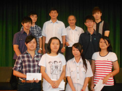 署理董事长林明才学长（后排左二）代办柔南区麻坡中化校友会提供的2011统考成绩优异奖励金